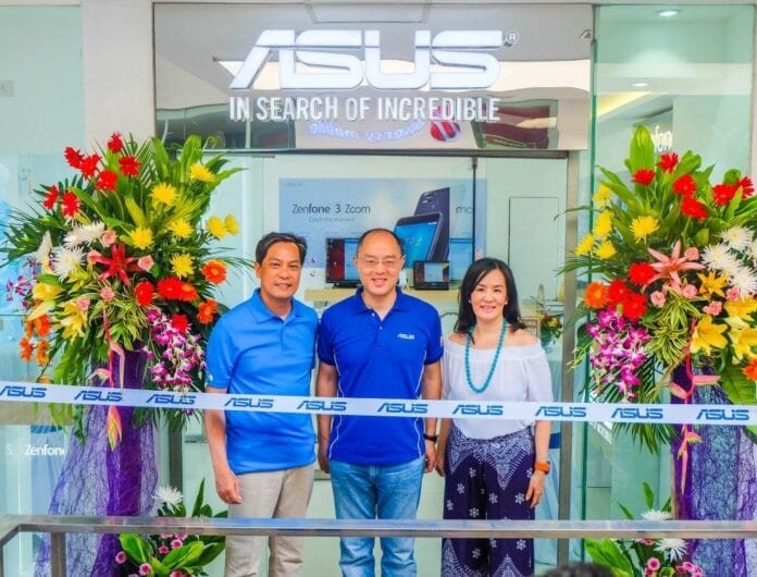 From left to right: Mr. Paul Benedict Tinsay (PlayTelecom CEO and President), Mr. George Su (ASUS Philippines Systems Group Country Manager), and Ms. Jacqueline Wong Tinsay (PlayTelecom General Manager), pre-ribbon cutting at the Boracay D’Mall Concept Store