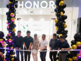 HONOR Philippines PR Manager Pao Oga, GTM Director Steven Yan, Regional Sales Director Johnny Quiao, Galleon Owners Reynaldo and Gio Eusebio, SM City Bacolod Assistant Mall Manager Lorenzo Benedicto.